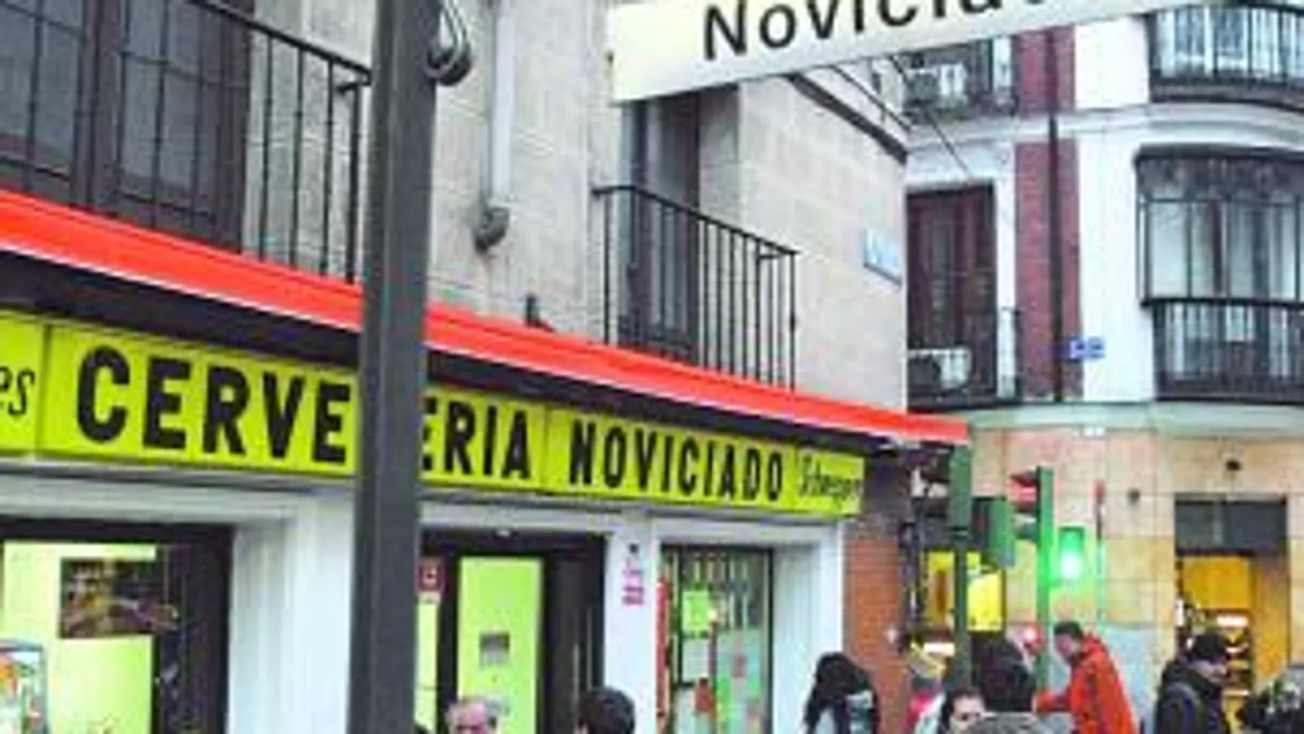 El joven apuñalado salió del metro sangrando y se dirigió a un bar cercano mientras pedía a gritos que alguien llamara a una ambulancia