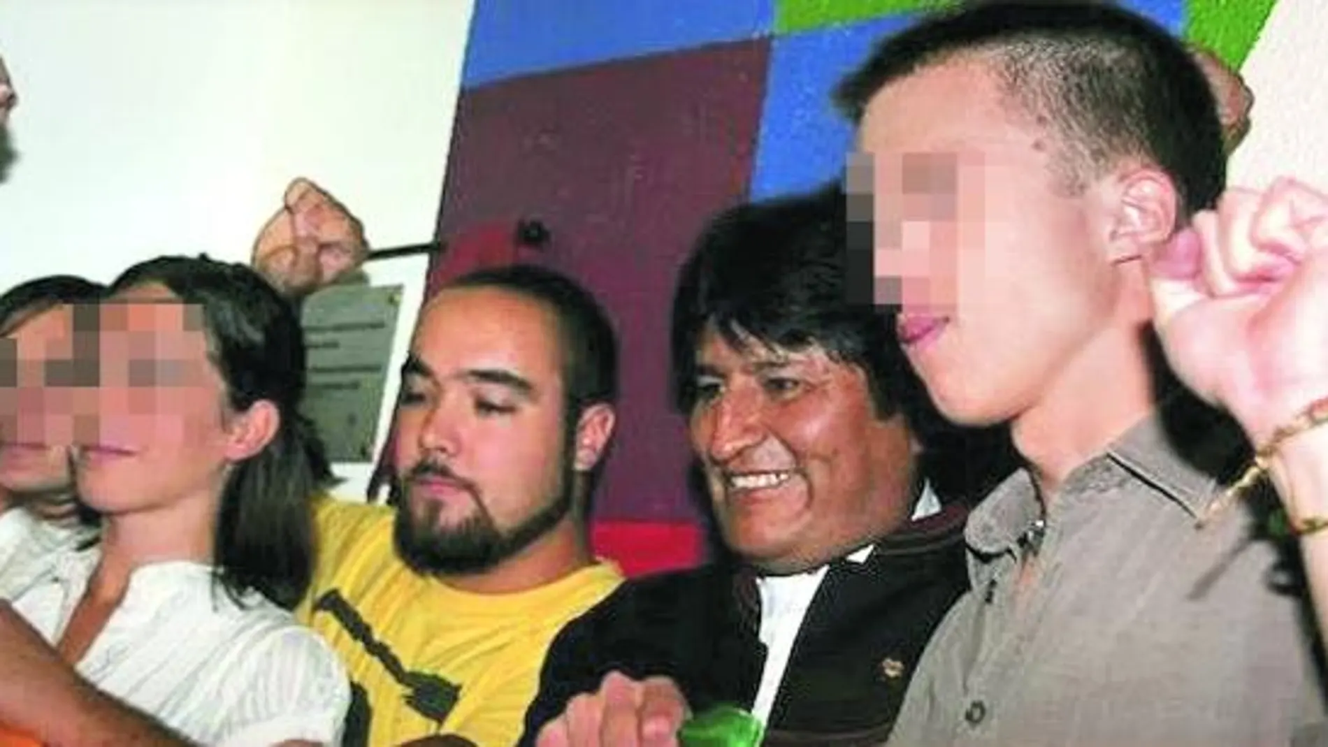 En el centro, junto a Evo Morales y de amarillo, Héctor Meleiro, detenido por la Policía