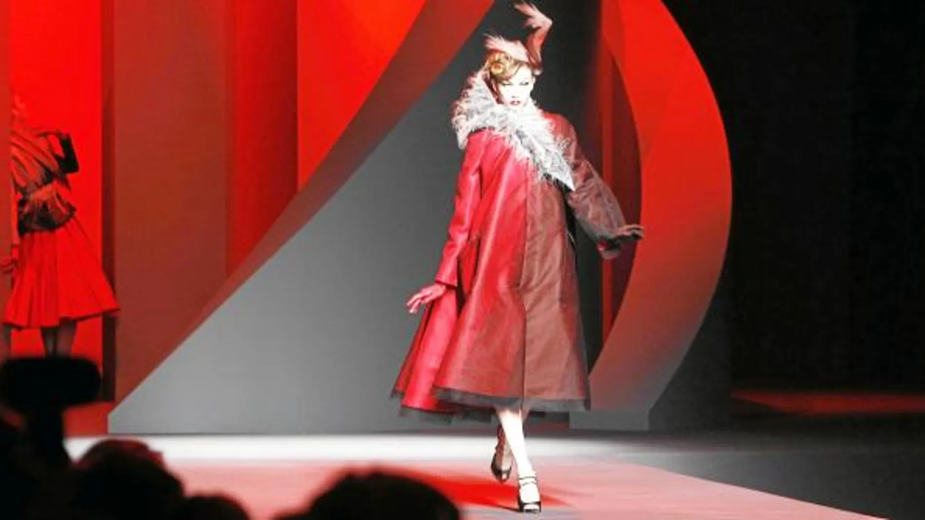 Galliano tocó con plumas a sus modelos durante su último desfile de la colección de Alta Costura en París