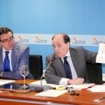 Villanueva demuestra con un gráfico el mejor comportamiento del paro en Castilla y León. A su lado, Ignacio Ariznavarreta