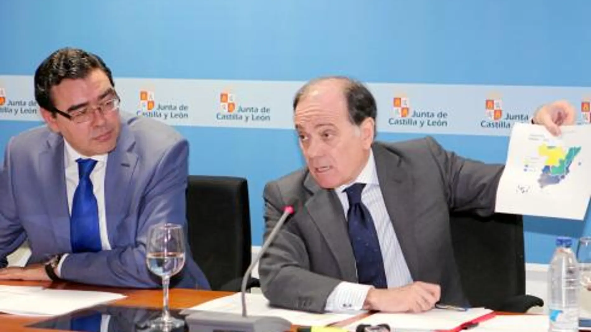Villanueva demuestra con un gráfico el mejor comportamiento del paro en Castilla y León. A su lado, Ignacio Ariznavarreta