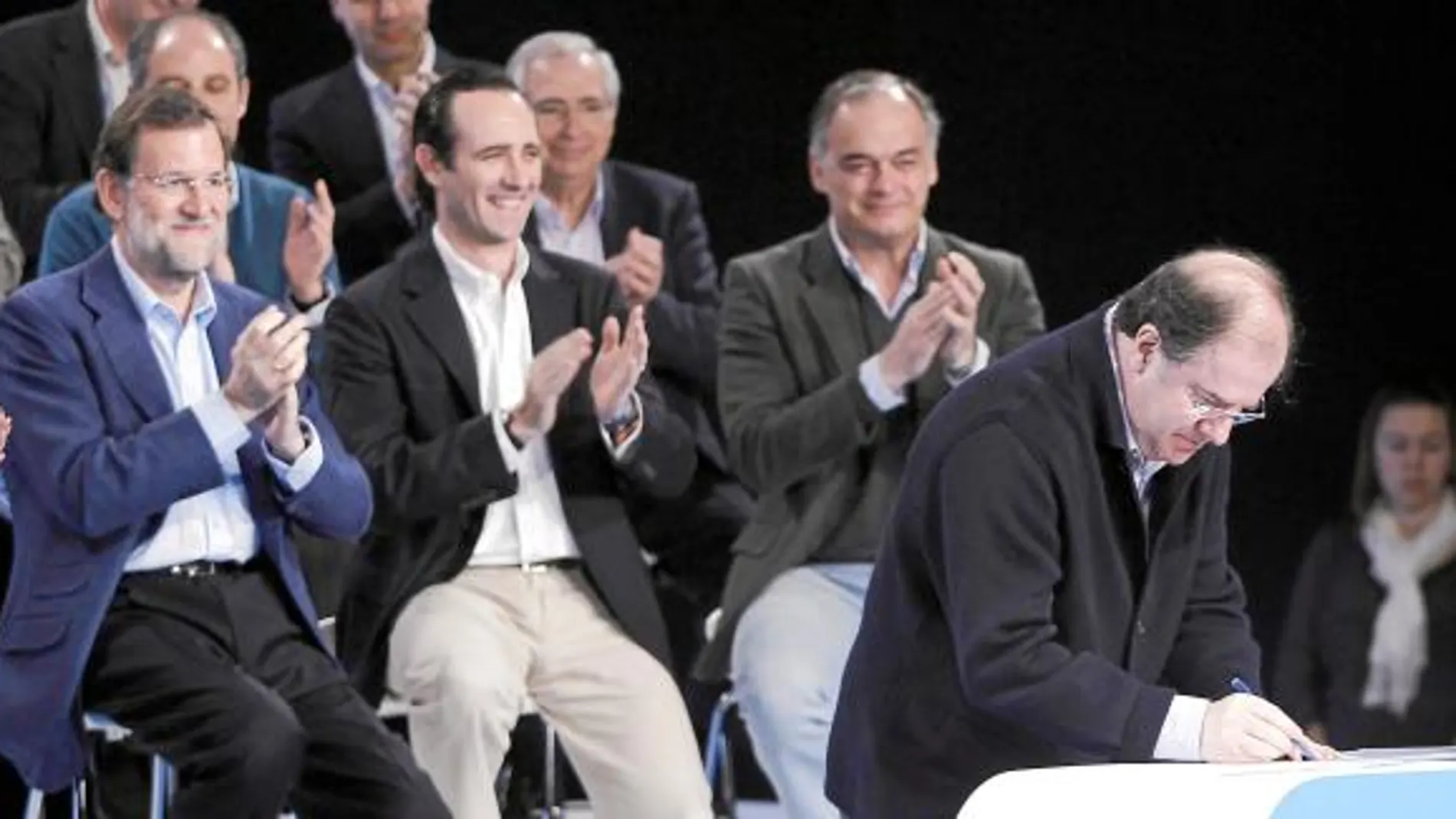 Herrera firma el compromiso de tener, en el caso de ganar las elecciones, un máximo de diez consejerías