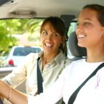 La «conducción acompañada» funciona con éxito en varios países europeos. En España, la DGT tendrá que regular en los próximos años los requisitos para poder acceder a este modelo.