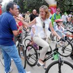 Juan Espadas, portavoz del Grupo socialista, habla con la delegada de Deportes, Mar Sánchez Estrella, en el Parque de María Luisa