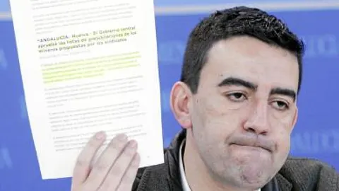 El portavoz parlamentario del PSOE, Mario Jiménez, ayer en rueda de prensa
