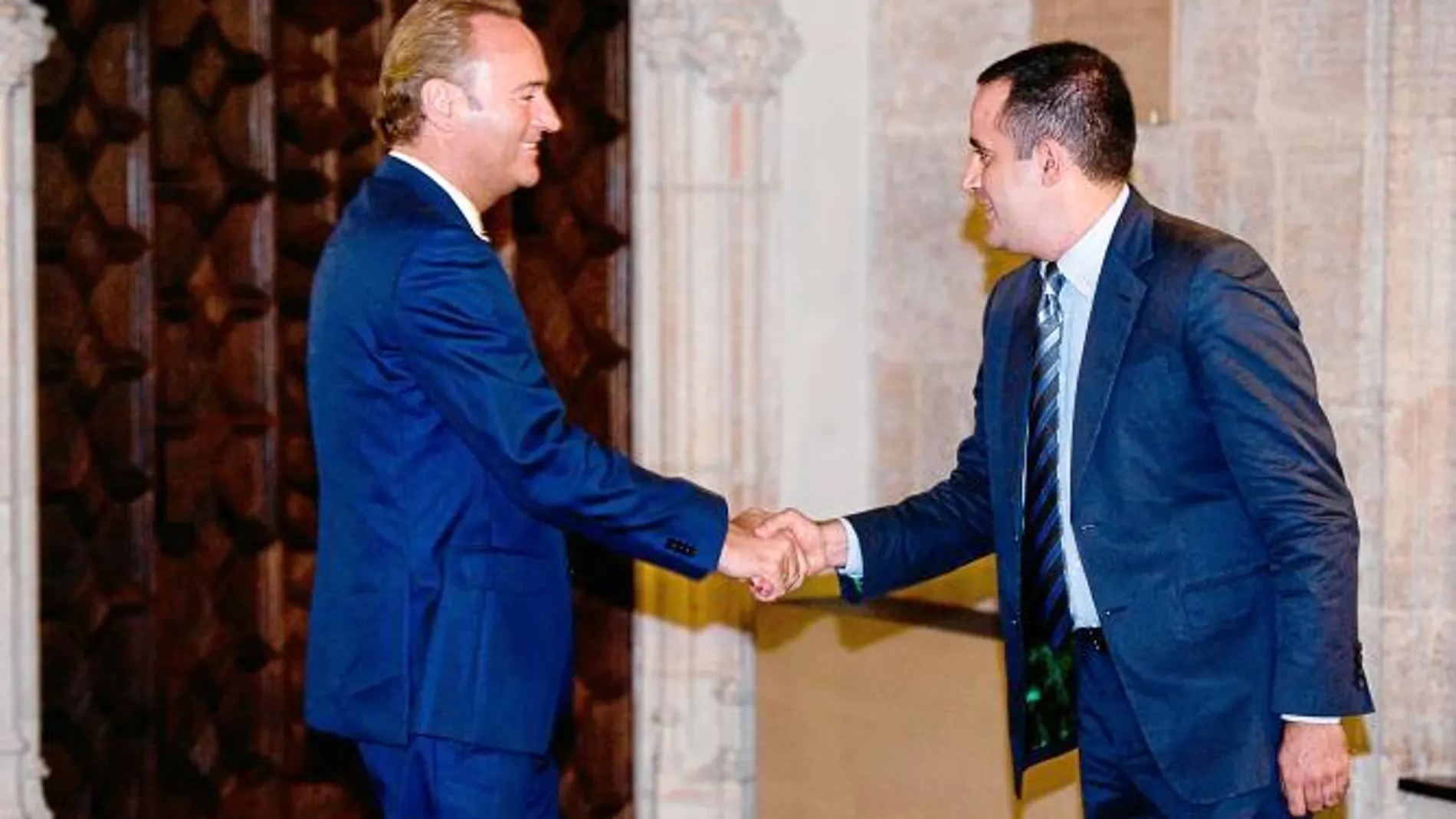 El portavoz del PSPV, Jorge Alarte, antes de comenzar la reunión con el jefe del Consell
