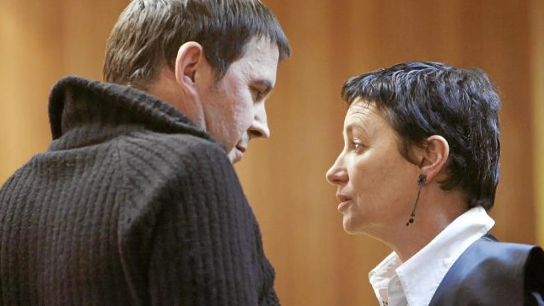 Otegi, junto a su abogada, durante su juicio por enaltecimiento del terrorismo en 2007
