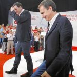 Reencuentro. Gómez y Zapatero escenificaron ayer en el mítin de Alcalá de Henares todas las similitudes que les unen