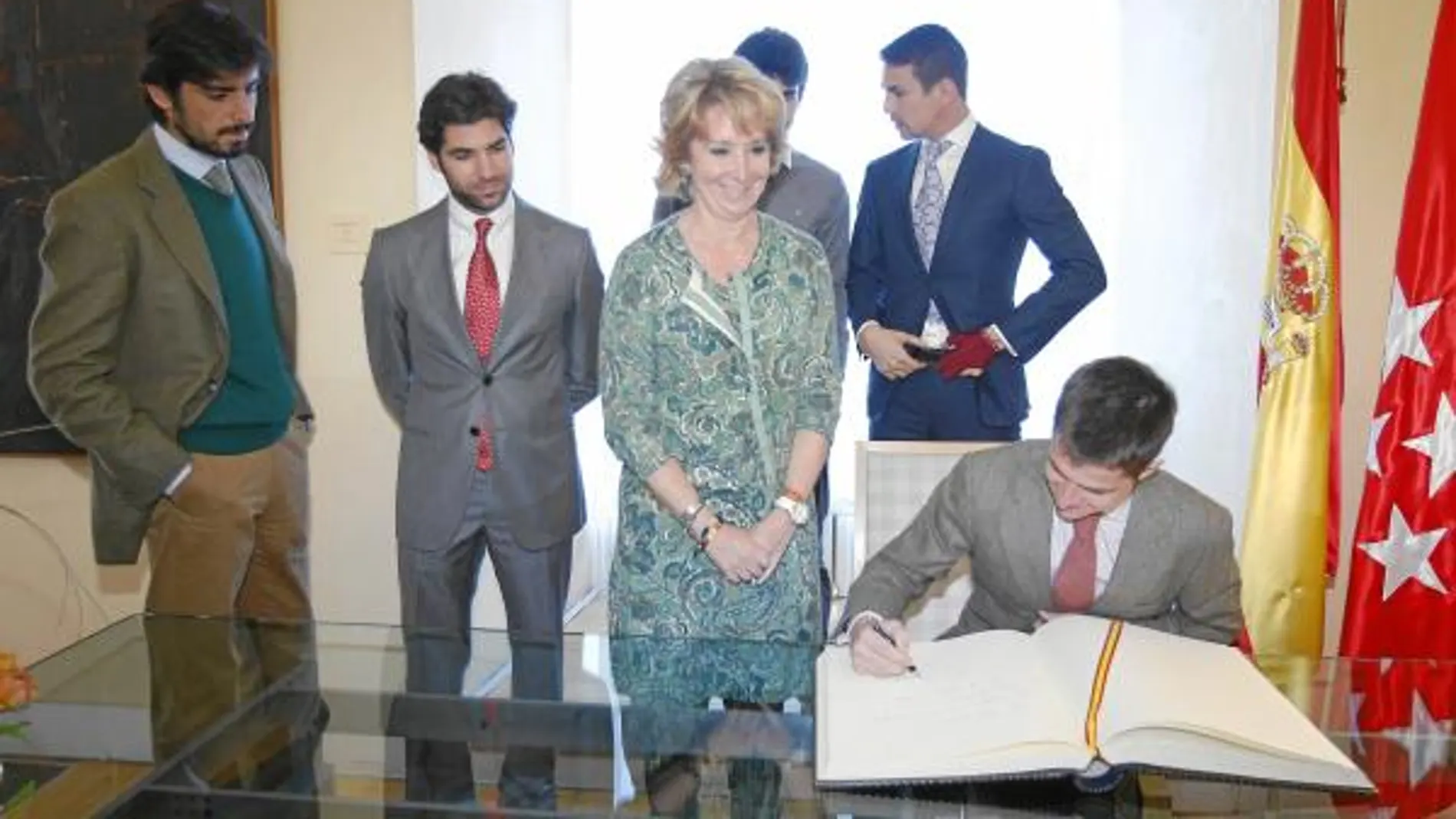 Los matadores firmaron ayer el libro de visitas a Esperanza Aguirre