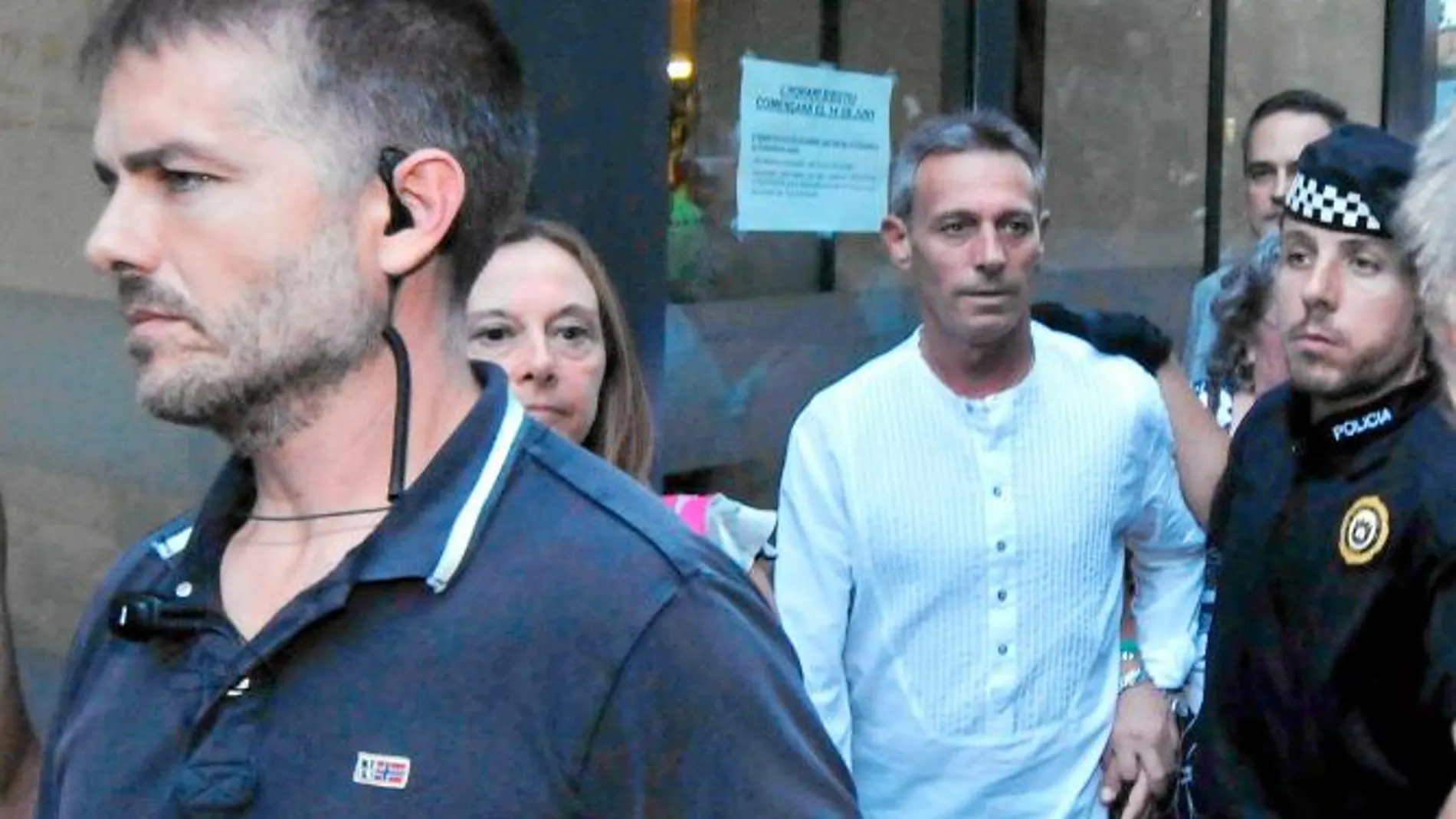 Josep Anglada, tuvo que ser ayer escoltado tras abandonar la plaza del Ayuntamiento de Salt
