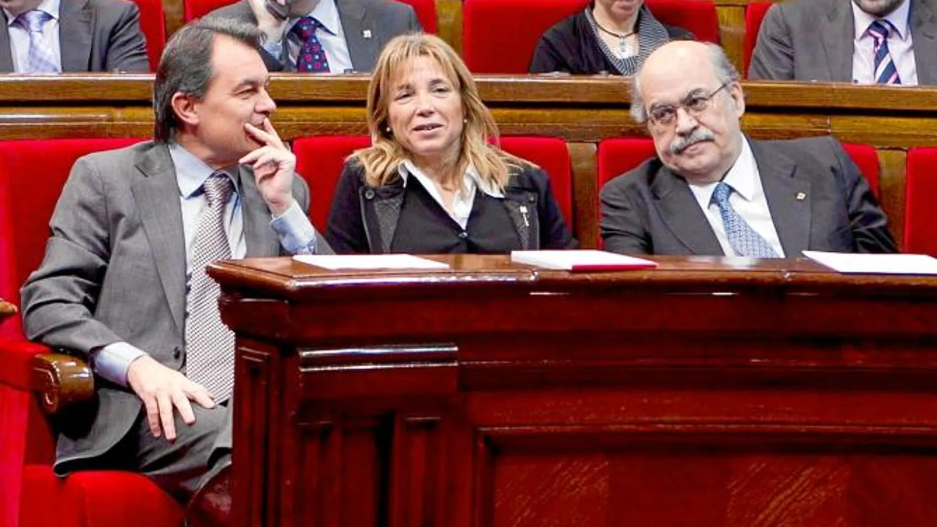 Mas, Ortega y Mas-Colell en una sesión plenaria del Parlament