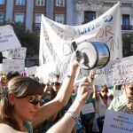 Más de dos mil personas cortaron ayer la calle Alcalá en protesta por el aumento del horario lectivo a los profesores de Secundaria Convocatoria de huelga de los sindicatos a la Dirección General de Trabajo del día 2 de septiembreConvocatoria de huelga de