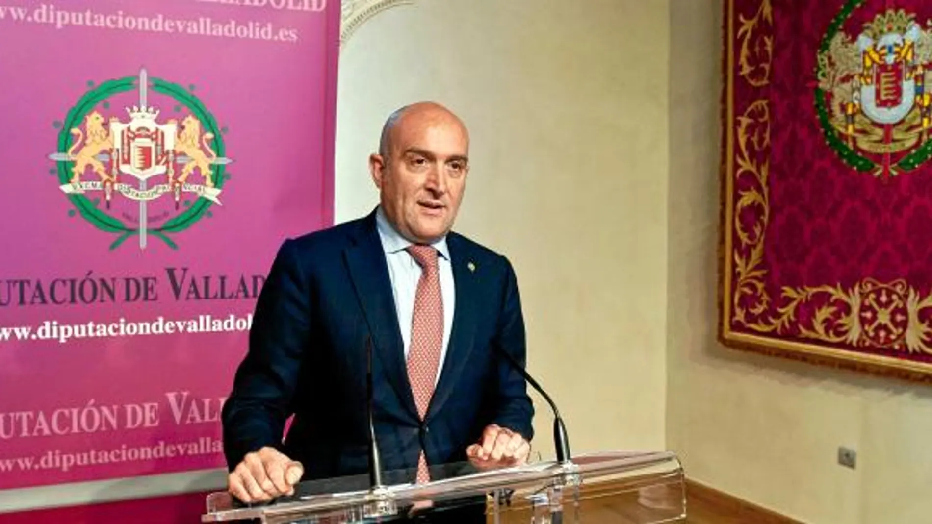 El nuevo presidente de la Diputación de Valladolid, Jesús Julio Carnero, en su primera rueda de prensa, tras asumir el cargo