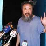 La imagen más buscada. Más delgado, con gesto cansado y la barba larga y descuidada, el artista compareció ante los medios. Apenas tuvo fuerza para saludar