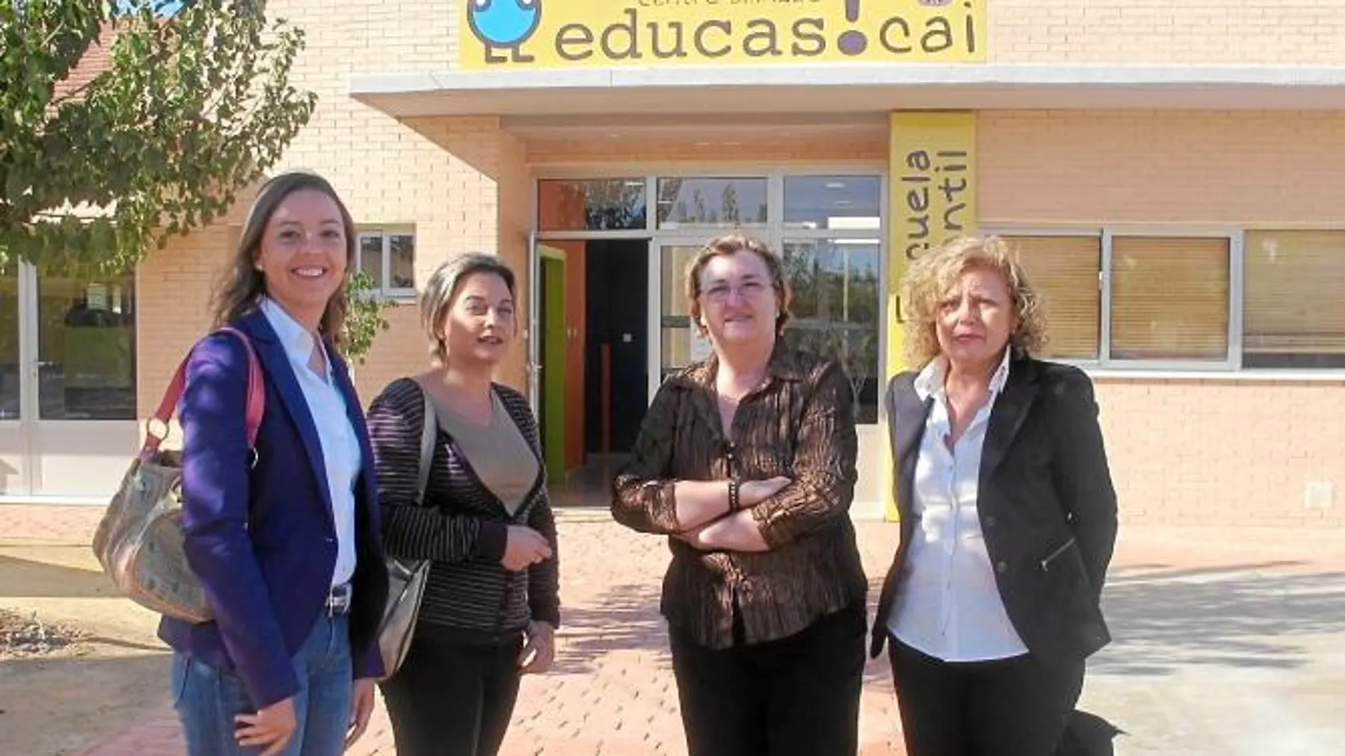 Inmaculada González, Verónica López y María Dolores Bolarín durante su visita a la guardería Educar en la pedanía murciana de Churra