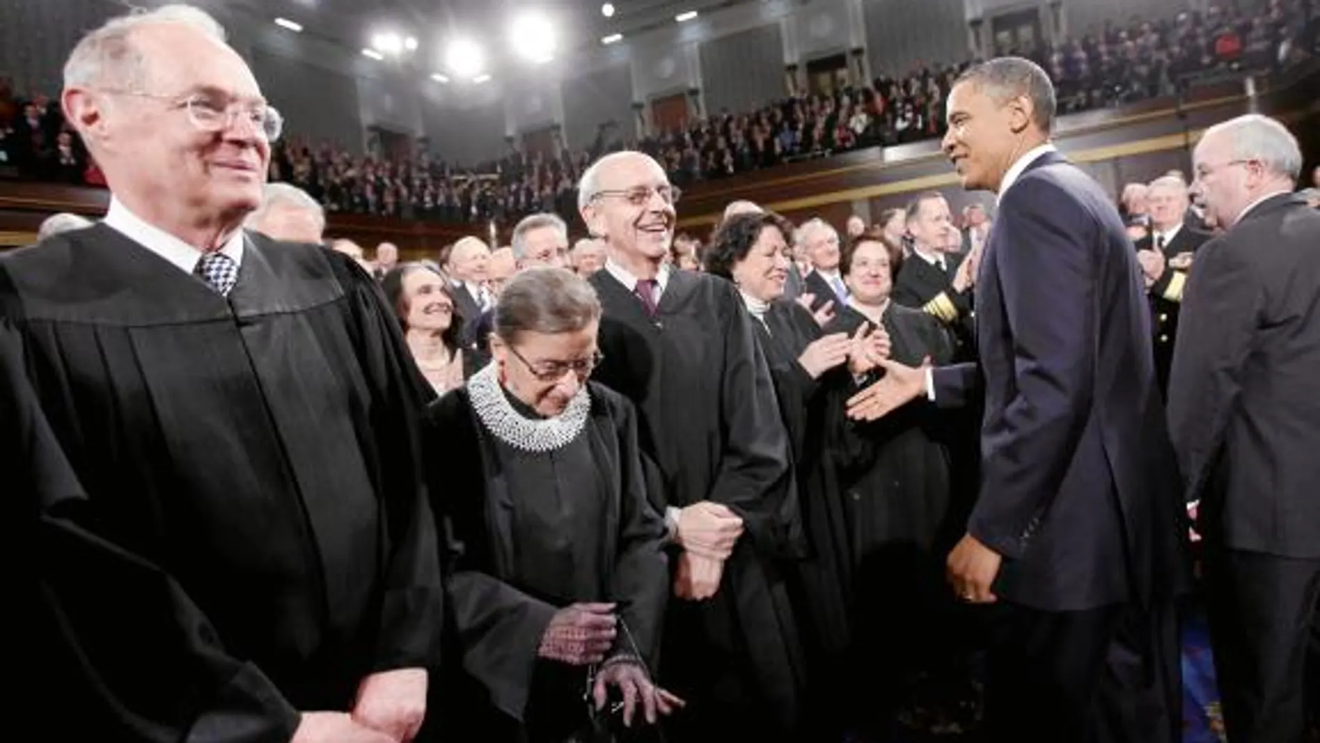 Obama saluda a los miembros del Tribunal Supremo antes de su discurso