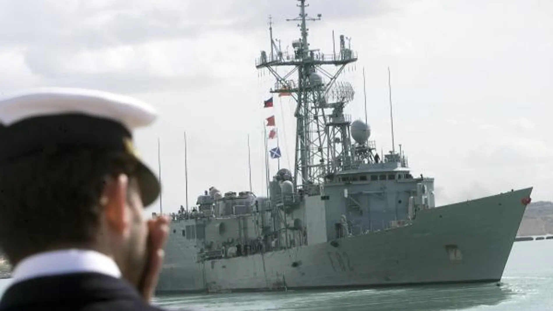 Una fragata española libera a un barco noruego de un ataque pirata