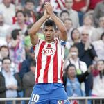 El futuro de Agüero, en la imagen después de marcar un gol con el Atlético, se resolverá en los próximos días