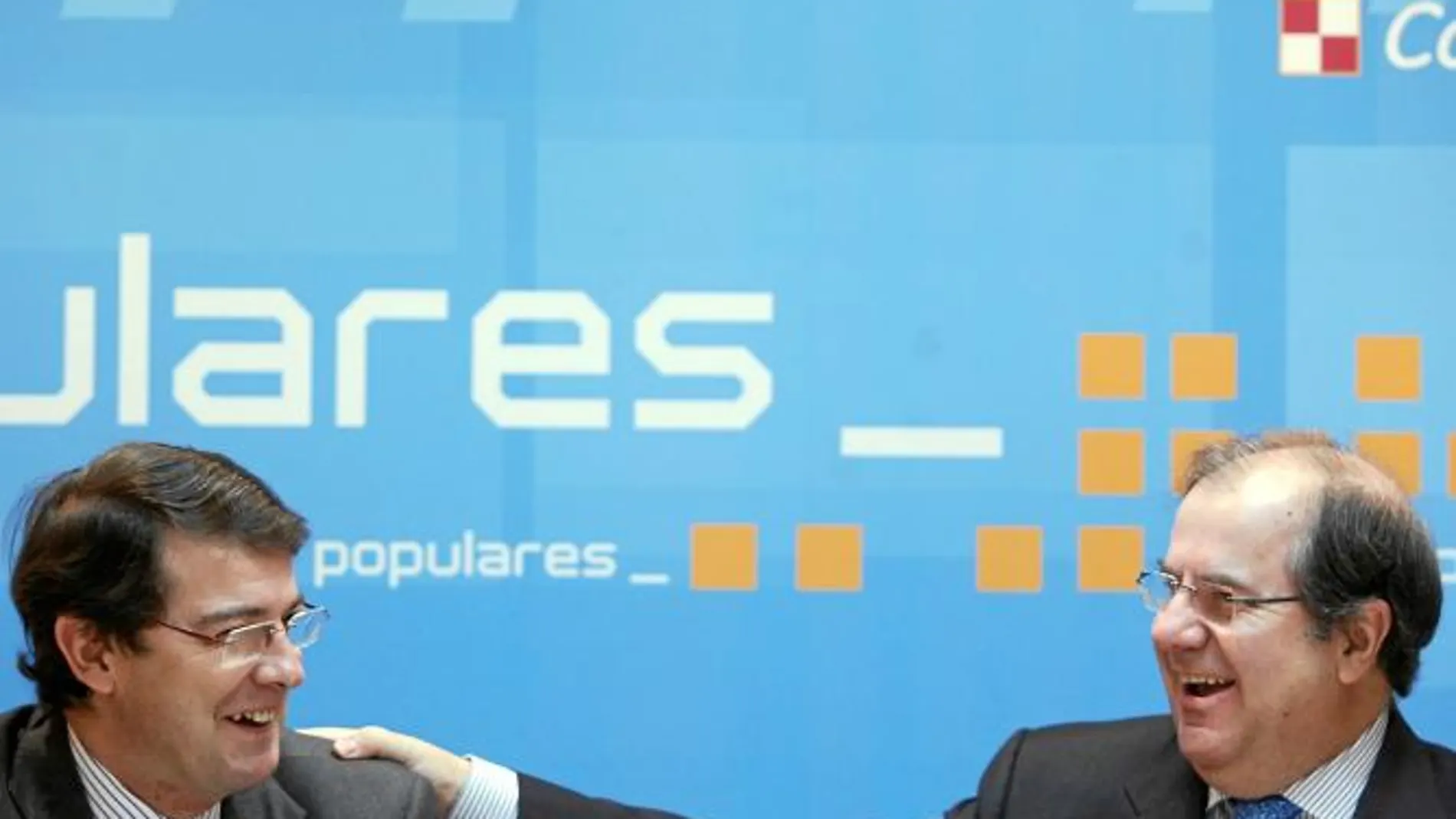 El presidente del PP de Castilla y León, Juan Vicente Herrera, con su número 2, Alfonso Fernández Mañueco, en la sede autonómica