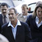 Mel Gibson a su llegada a la corte de los Ángeles donde se le juzgó por malos tratos