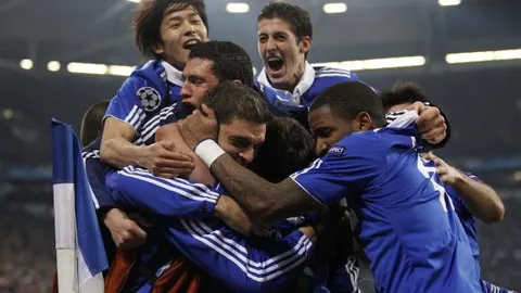 Los jugadores celebran los goles