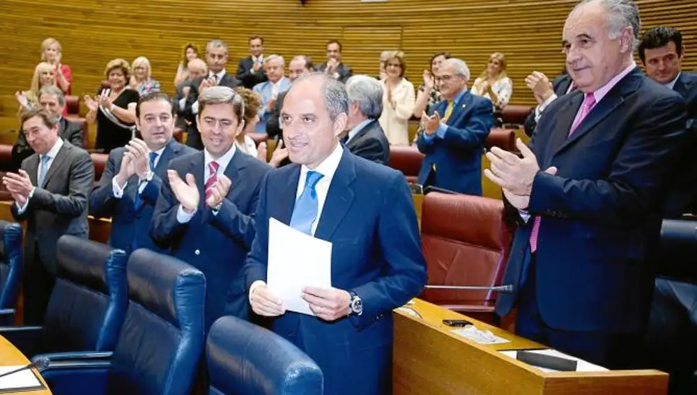 Francisco Camps recibe el aplauso de las Cortes valencianas durante la sesión de investidura