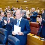 Francisco Camps recibe el aplauso de las Cortes valencianas durante la sesión de investidura