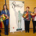 Joaquín Bascuñana, Pepa Aniorte, dos de las Hermanas Oblatas y Leopoldo Navarro, durante la entrega de premios del Día Internacional de la Mujer Trabajadora