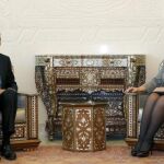 .-El presidente sirio, Bachar al Asad, junto a la ministra española de Asuntos Exteriores, Trinidad Jiménez