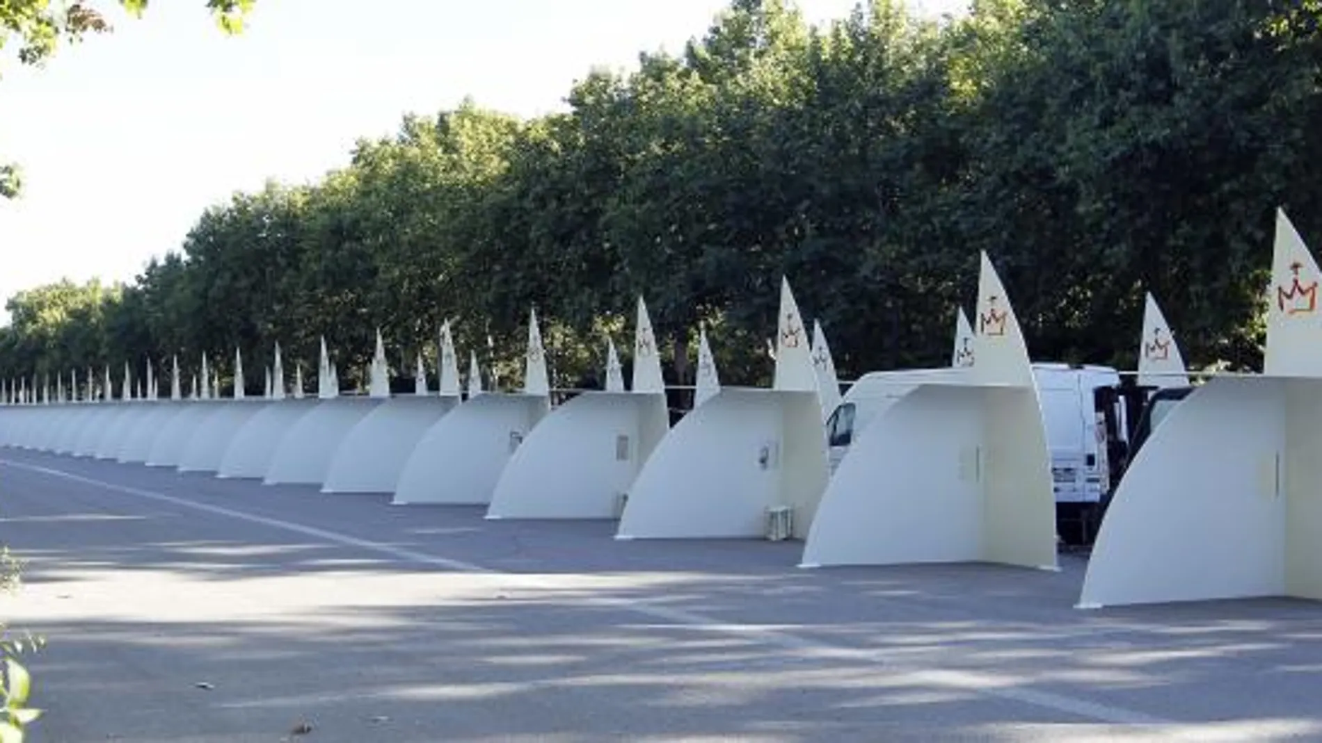 Vista de los 200 confesionarios instalados en el parque del Retiro de Madrid