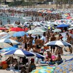 Decenas de turistas toman el sol en la playa leventina de Benidorm