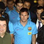 El jugador argentino del FC Barcelona Lionel Messi llega junto al resto del equipo al aeropuerto internacional de Incheon en Corea del Sur