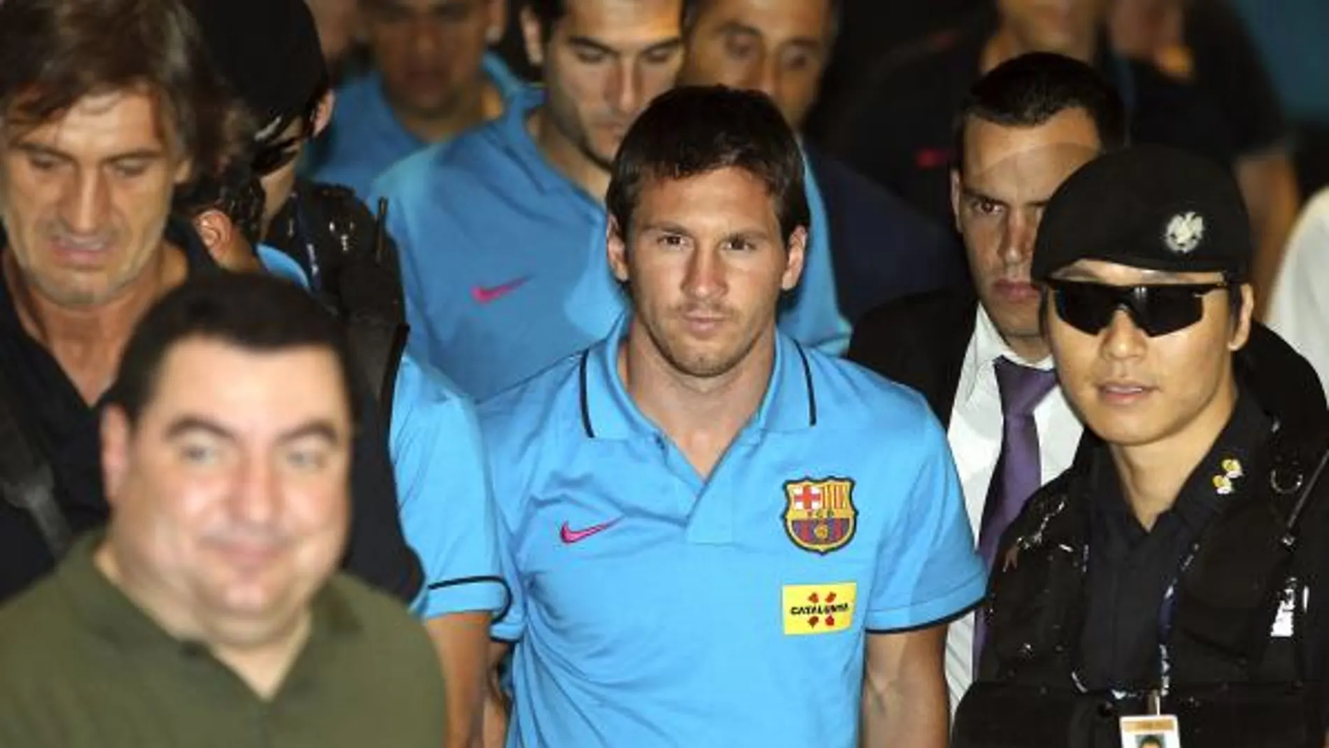 El jugador argentino del FC Barcelona Lionel Messi llega junto al resto del equipo al aeropuerto internacional de Incheon en Corea del Sur
