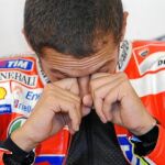 Valentino se frota los ojos en un descanso de los entrenamientos de ayer en el circuito de Misano