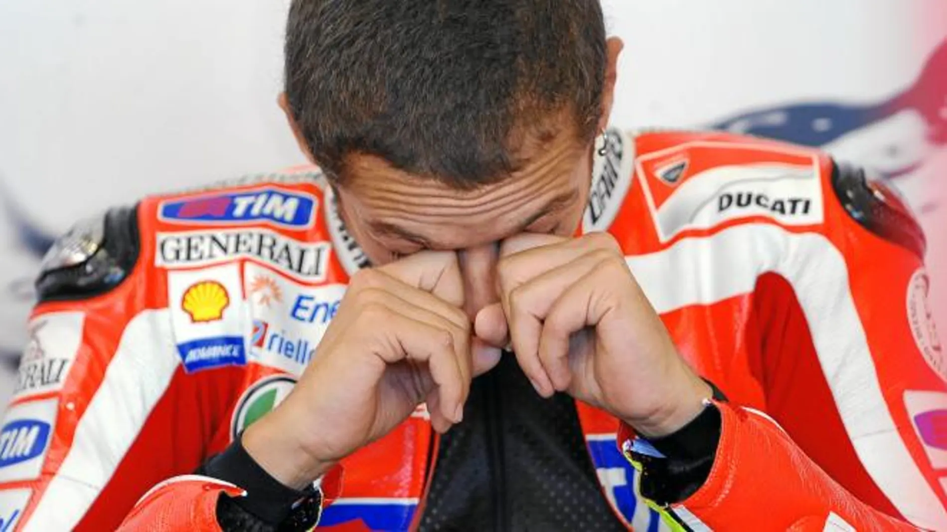 Valentino se frota los ojos en un descanso de los entrenamientos de ayer en el circuito de Misano