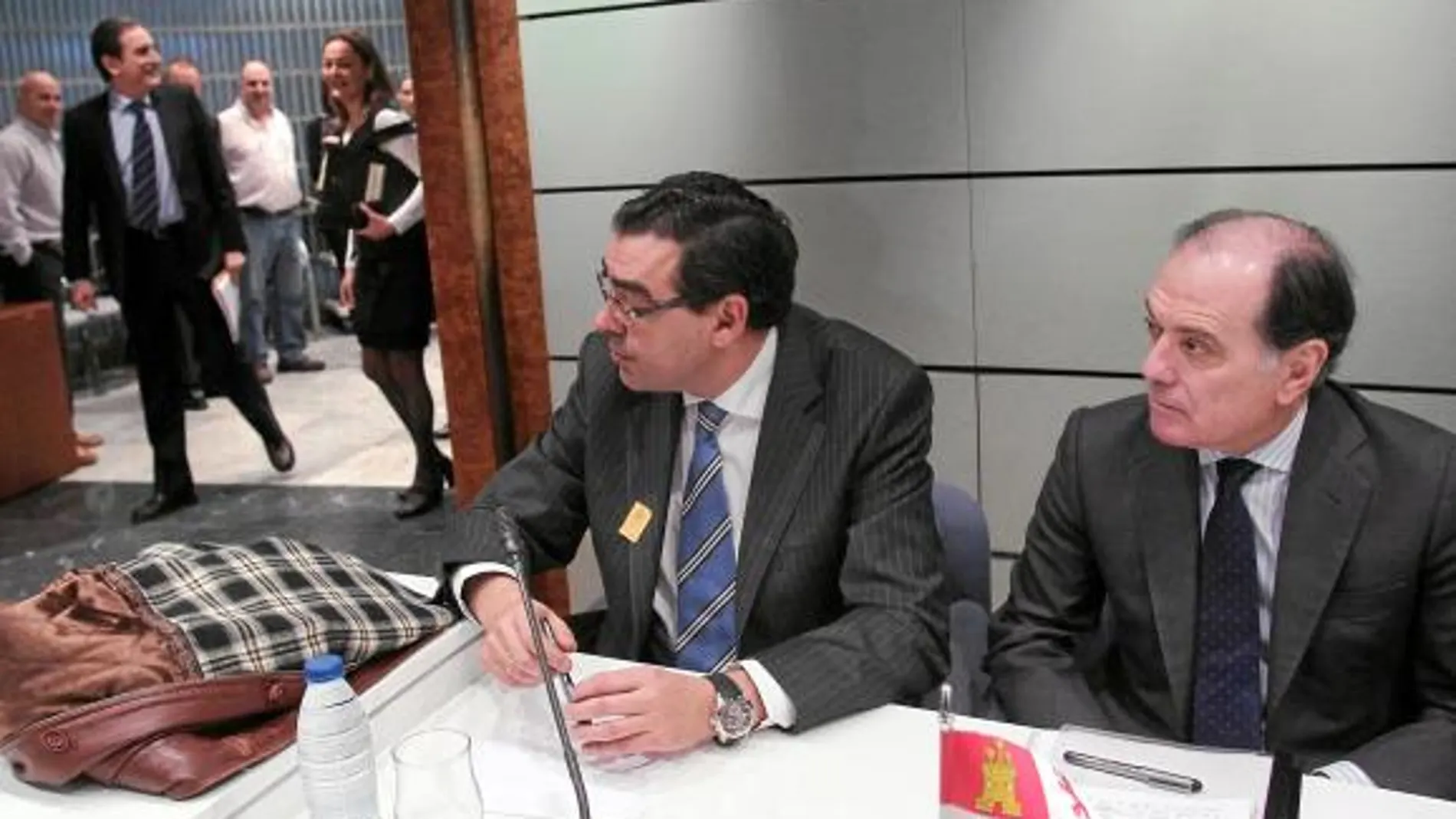 El vicepresidente Tomás Villanueva e Ignacio Ariznavarreta esperan la llegada del ministro Valeriano Gómez
