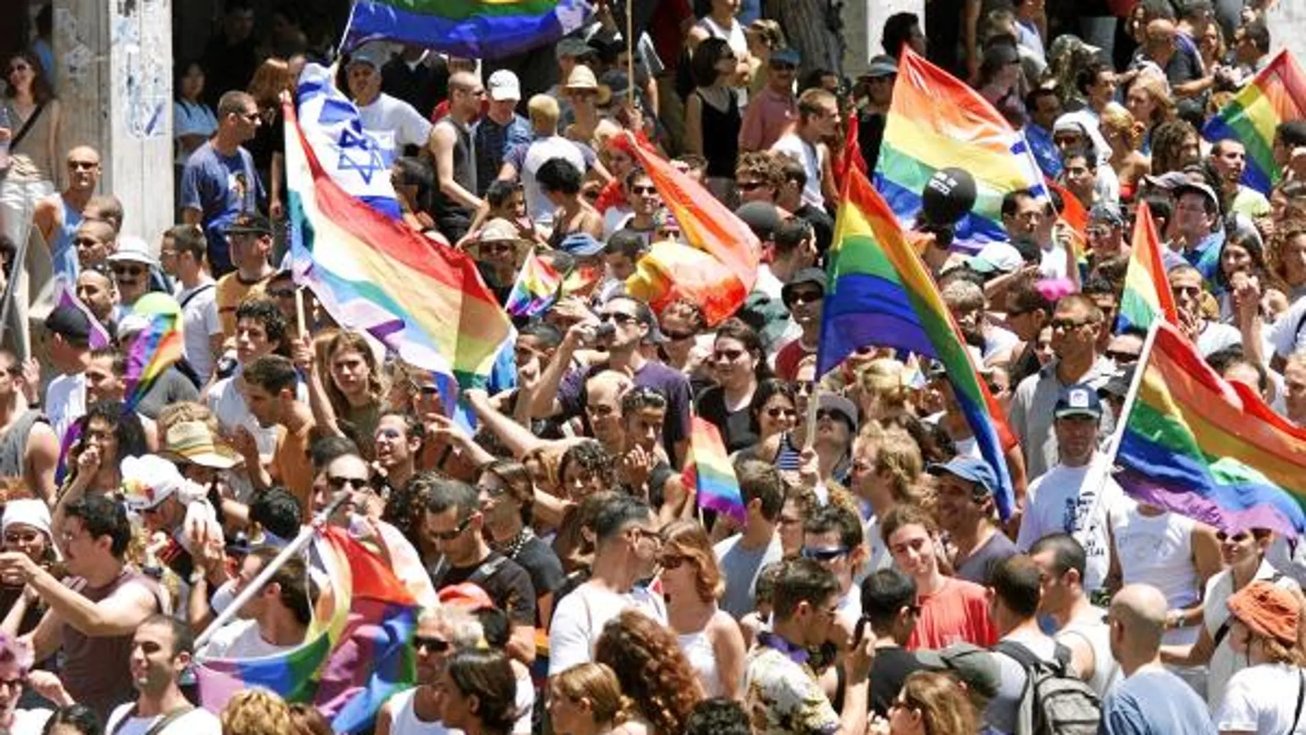 Gays y lesbianas participan en la fiesta del «Orgullo gay» en Tel Aviv. Israel es refugio de los homosexuales de sus países vecinos