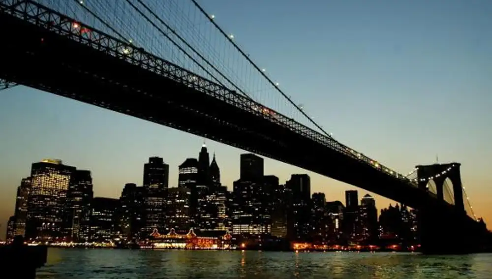 El puente de Brooklyn conecta la isla de Manhattan con el distrito que le da nombre