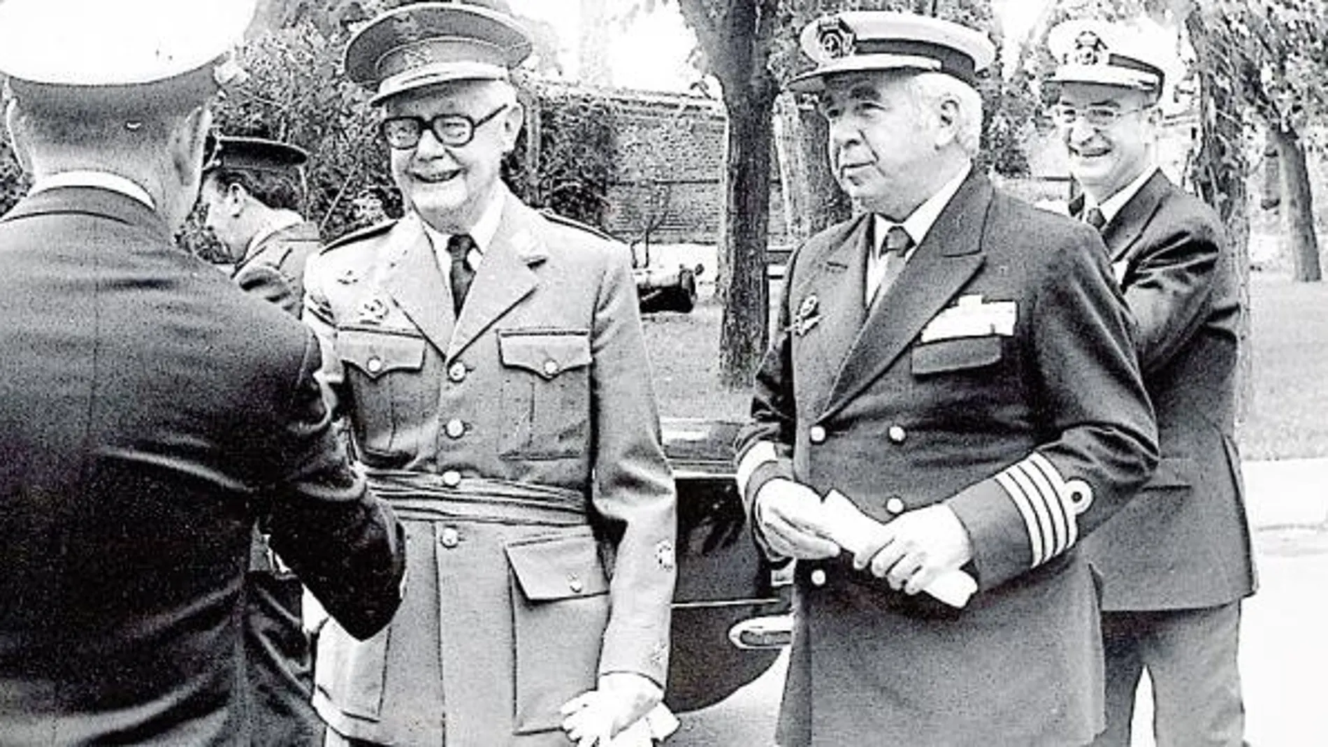 El teniente general Santiago Díaz de Mendívil, que se apartó del golpe cuando oyó los disparos en el Congreso, junto al capitán de navío Camilo Menéndez, que se sumó a los sublevados