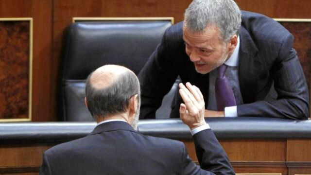 Alfredo Pérez Rubalcaba conversa con Antonio Camacho en el Congreso