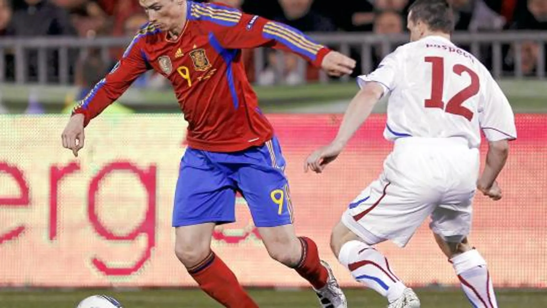 Torres trata de regatear a Popesch en el partido ante Chequia