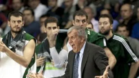 El entrenador serbio del Panathinaikos Zeljko Obradovic anima a sus jugadores