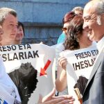 Martín Garitano, de Bildu, saluda a familiares de presos de ETA