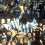 Passarella, el capitán argentino, es paseado en hombros con la Copa por el césped del Monumental de River