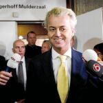 El líder del PVV sonríe después de escuchar el fallo ayer en Ámsterdam