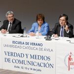 El director de LA RAZÓN, acompañado por la rectora de la UCAV, María del Rosario Sáez Yuguero, y Pedro Mas, decano de la Facultad de Ciencias y Artes de la UCAV