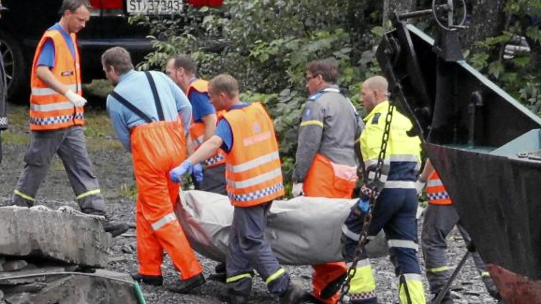 La Policía rescata varios cuerpos de las aguas de la isla de Utoeya