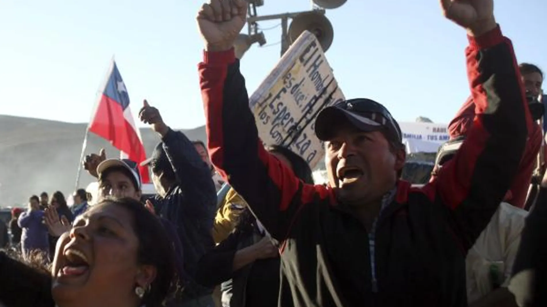 Familiares de los mineros atrapados celebran las noticias que indican que siguen con vivda tras 17 días atrapados