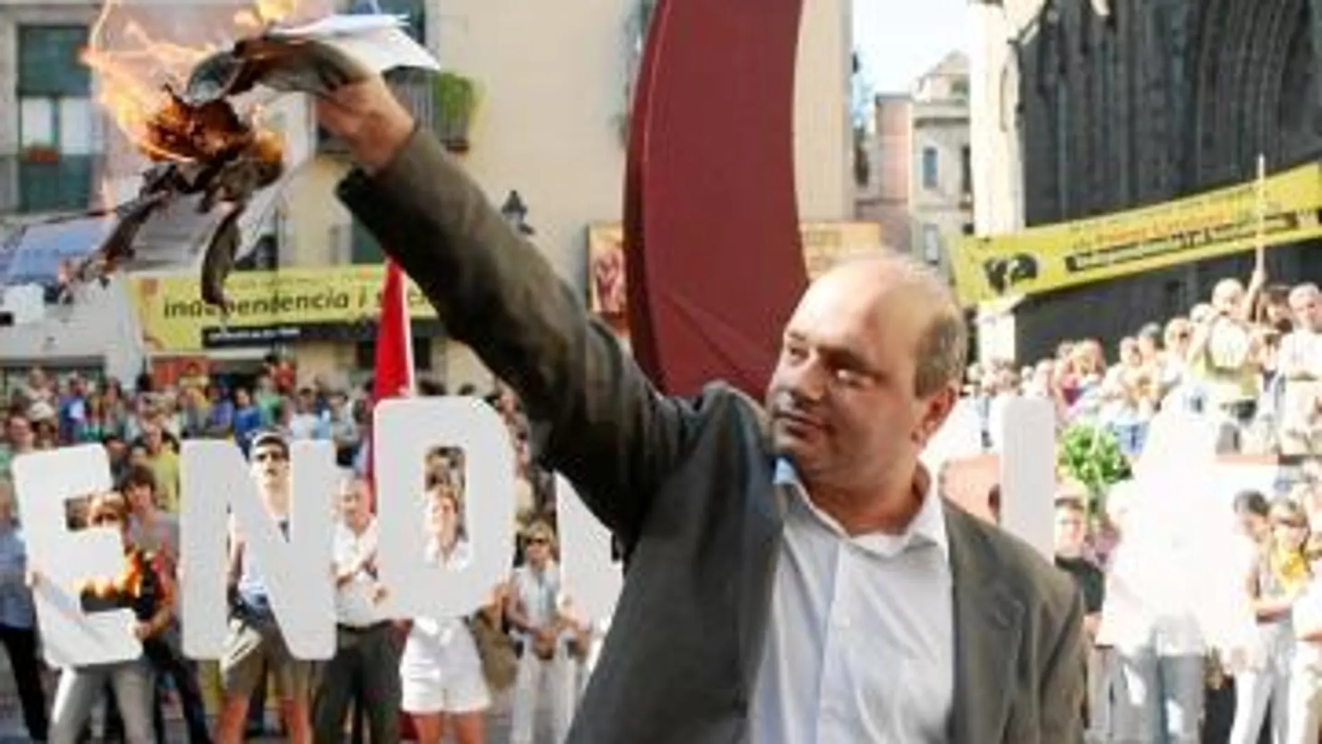 La Diada acaba con un «Adiós España» mientras los radicales queman una foto del Rey