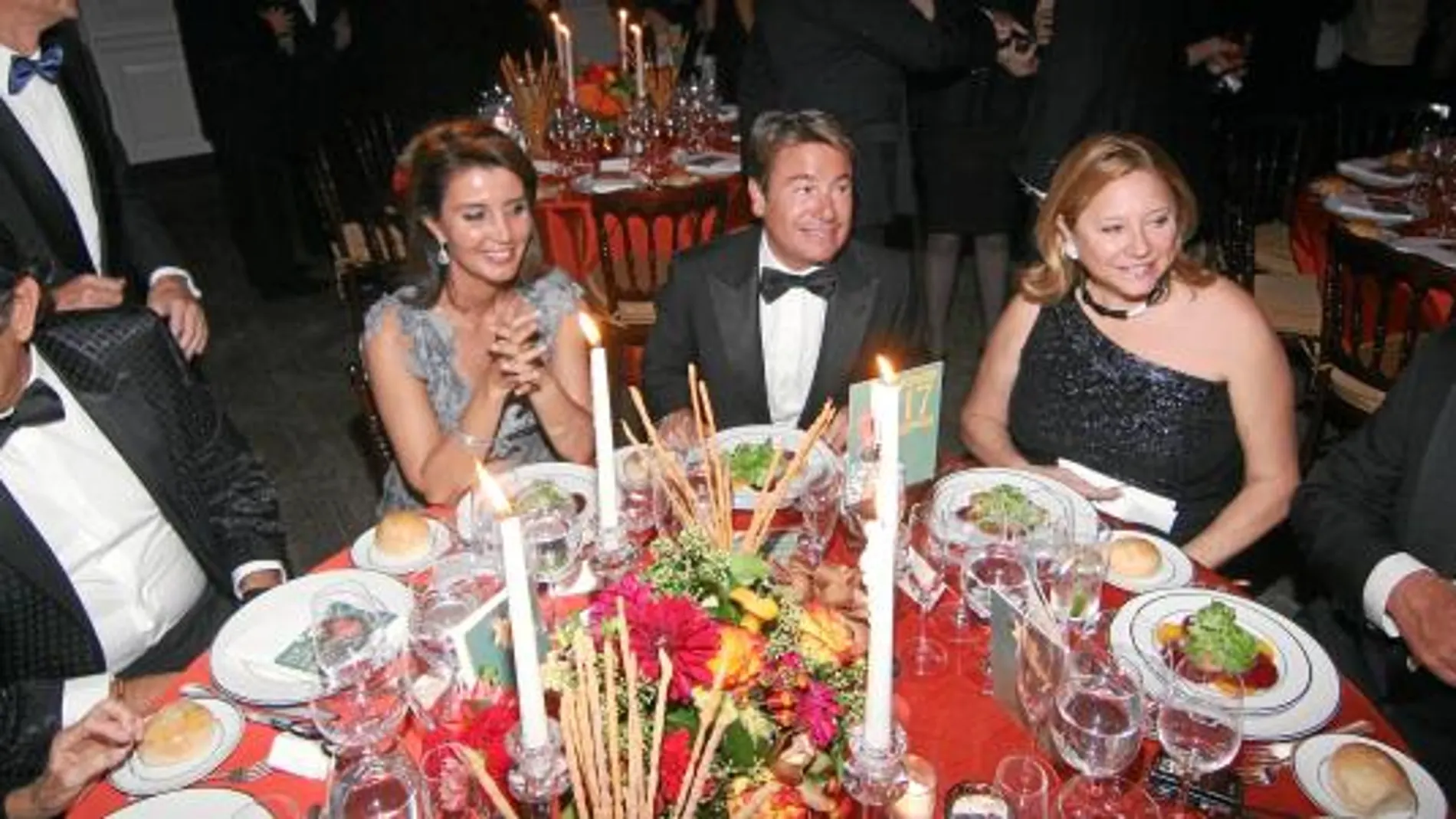 Liliana Godia y Manuel Torreblanca, en el centro de la imagen, durante la cena de entrega del premio